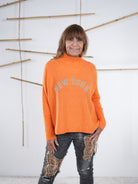 Leuchtend orangefarbener Damen-Pullover mit „New York“-Schriftzug, lässiger Oversize-Schnitt, Frontansicht