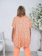 Vokuhila Shirt im Leo Look mit Schriftzug