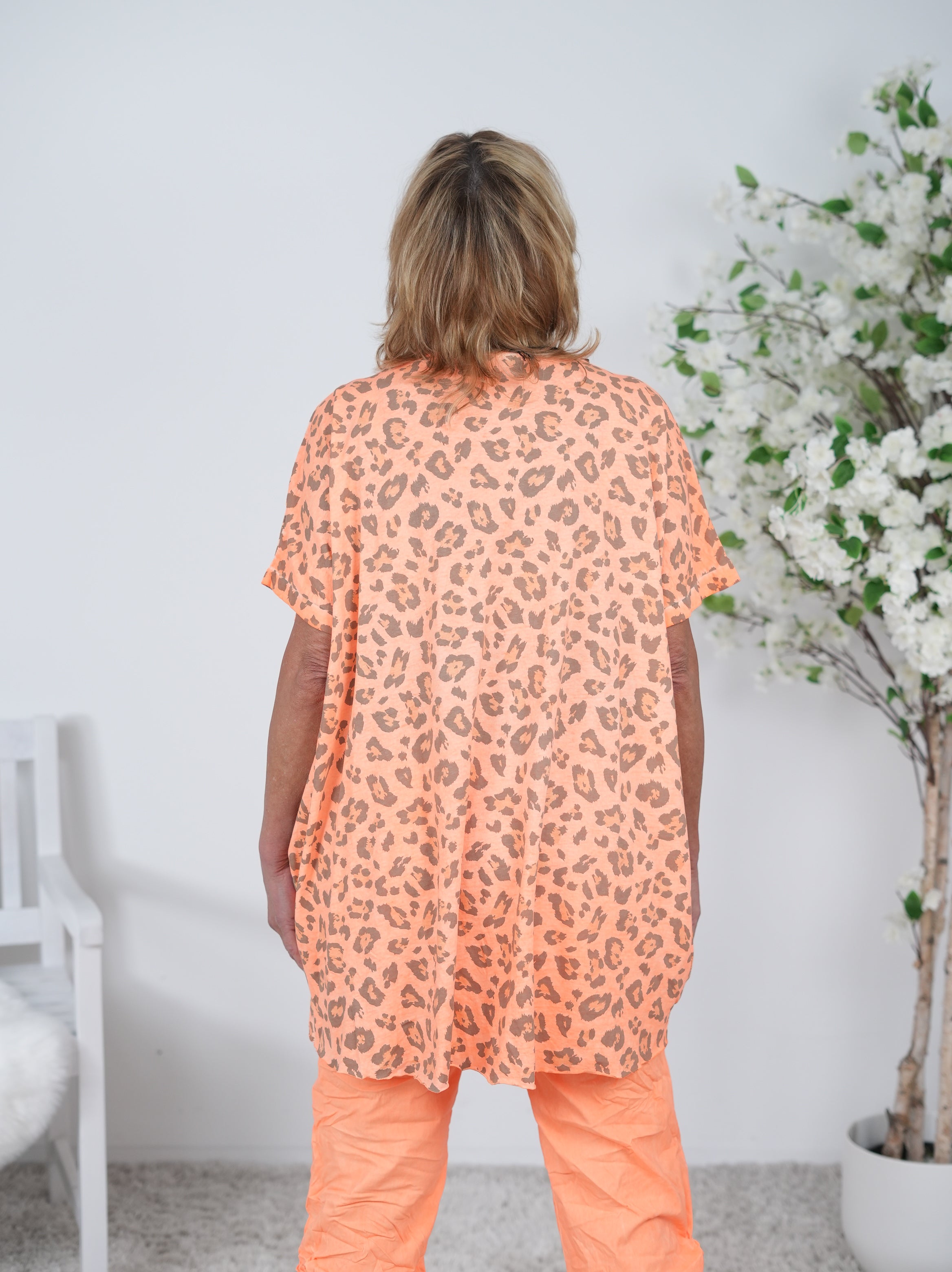 Vokuhila Shirt im Leo Look mit Schriftzug