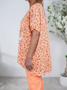 Vokuhila Shirt im Leo Look mit Schriftzug