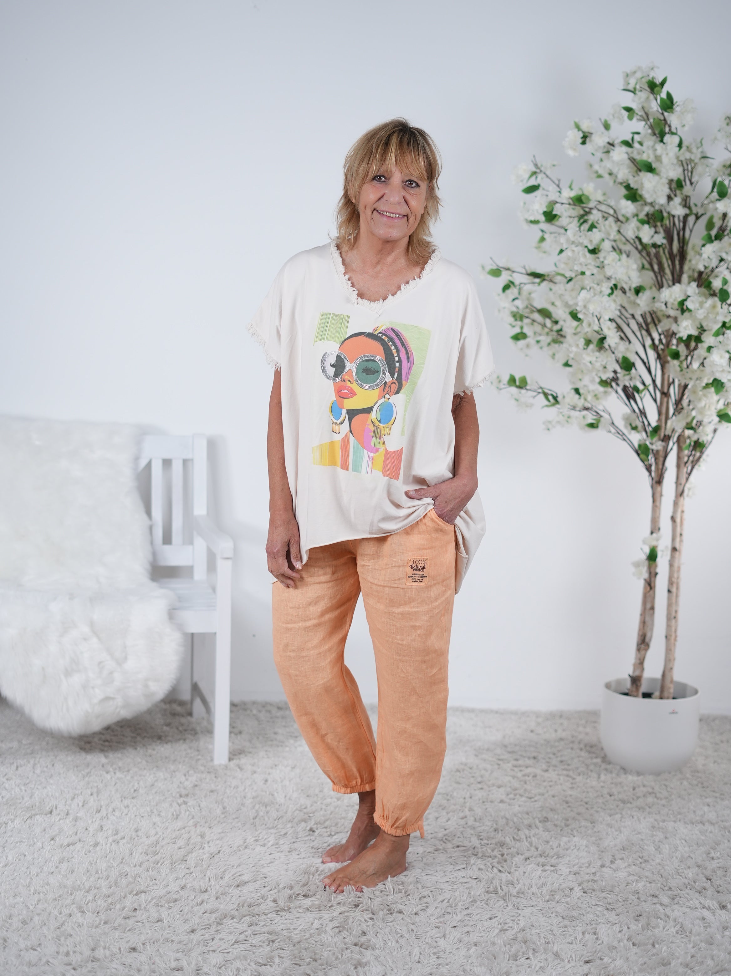 Vokuhila Shirt mit buntem Print und ausgefranstem V-Ausschnitt