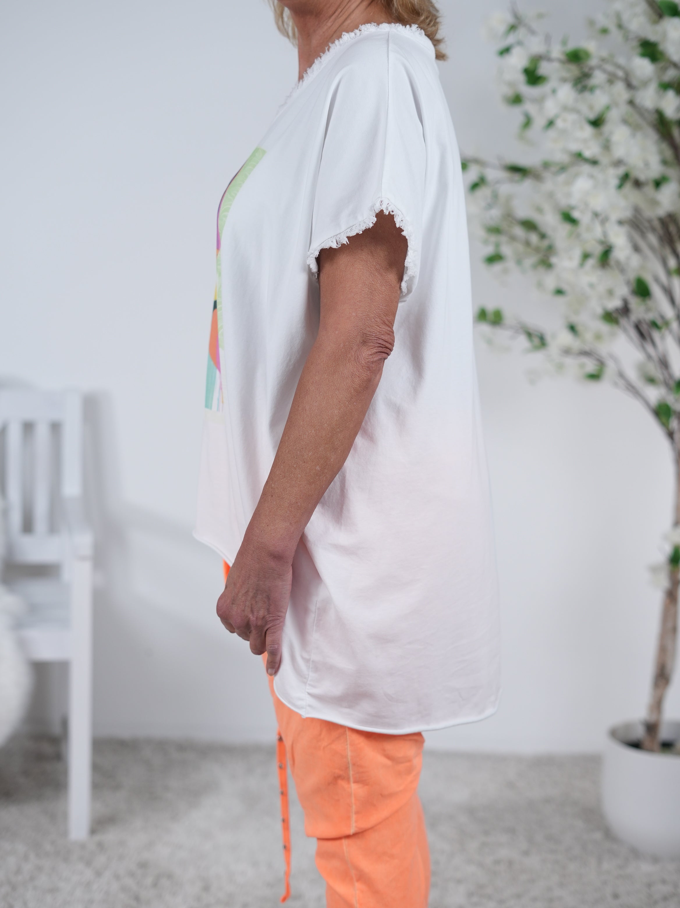 Vokuhila Shirt mit buntem Print und ausgefranstem V-Ausschnitt