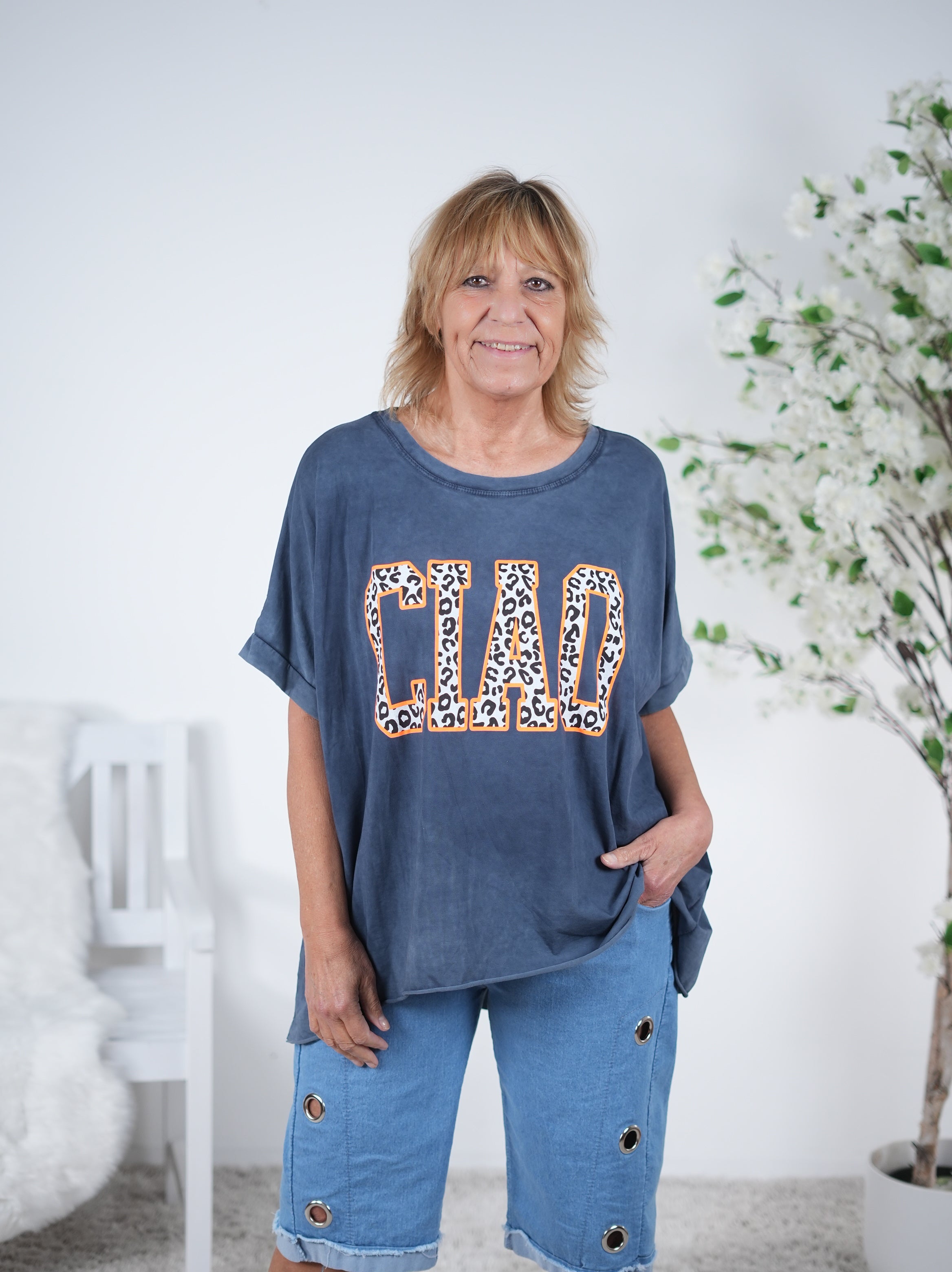 Vokuhila Shirt mit "Ciao" Schriftzug in Leo dunkles Blau