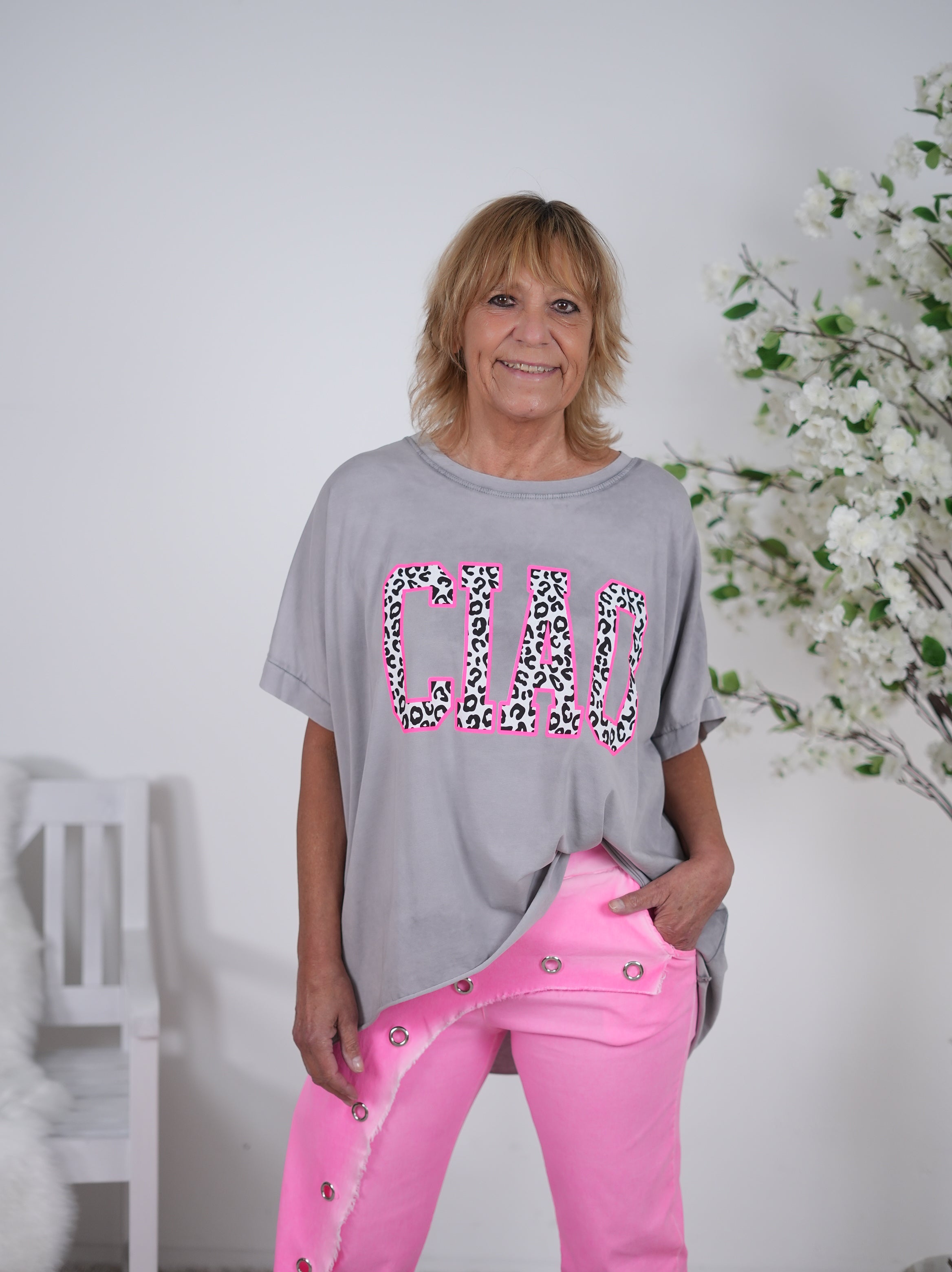 Vokuhila Shirt mit "Ciao" Schriftzug in Leo Grau