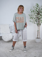 Vokuhila Shirt mit "Ciao" Schriftzug in Leo Olive