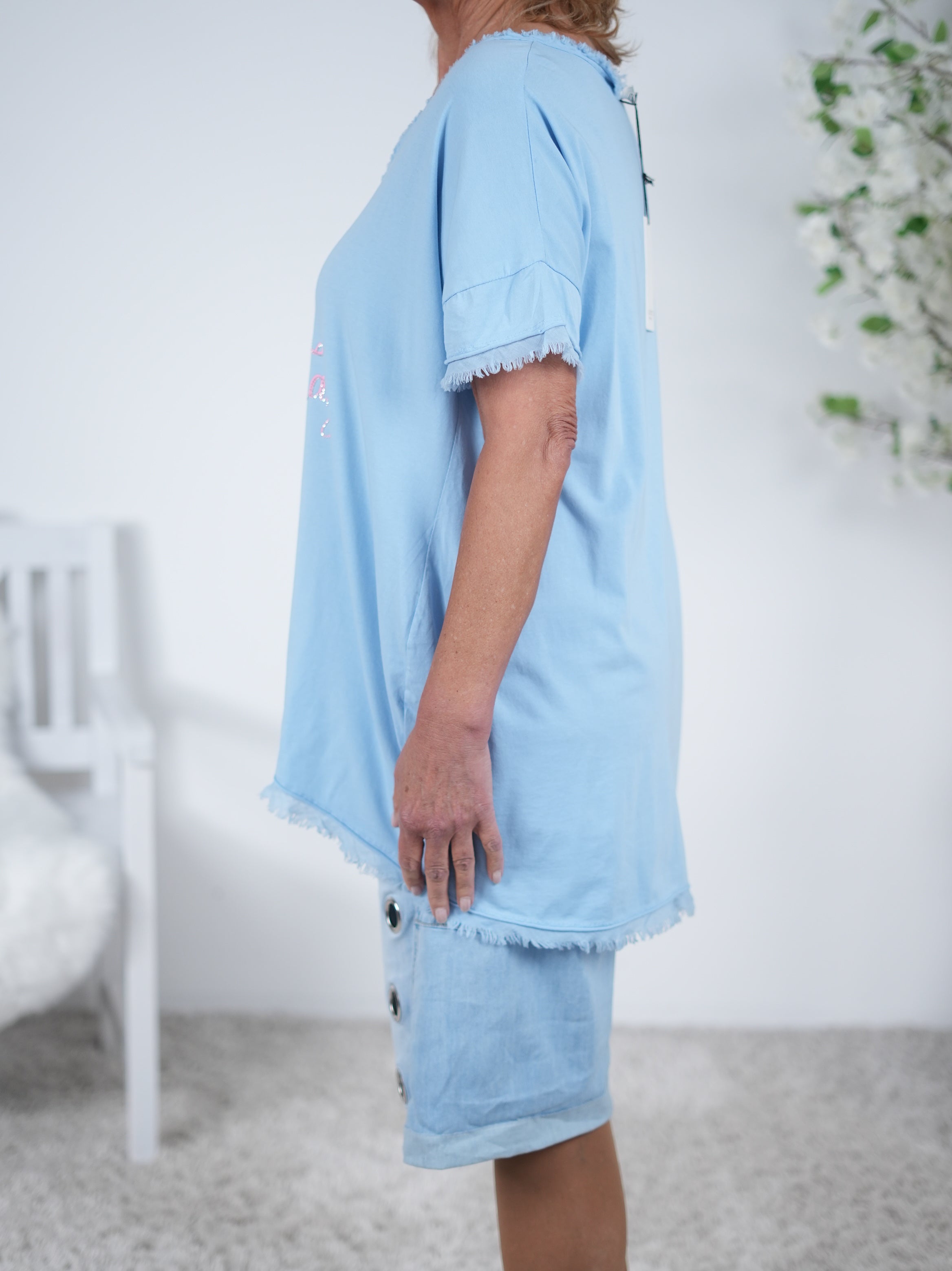 Vokuhila Shirt mit süßem Schriftzug und ausgefranstem Abschluss