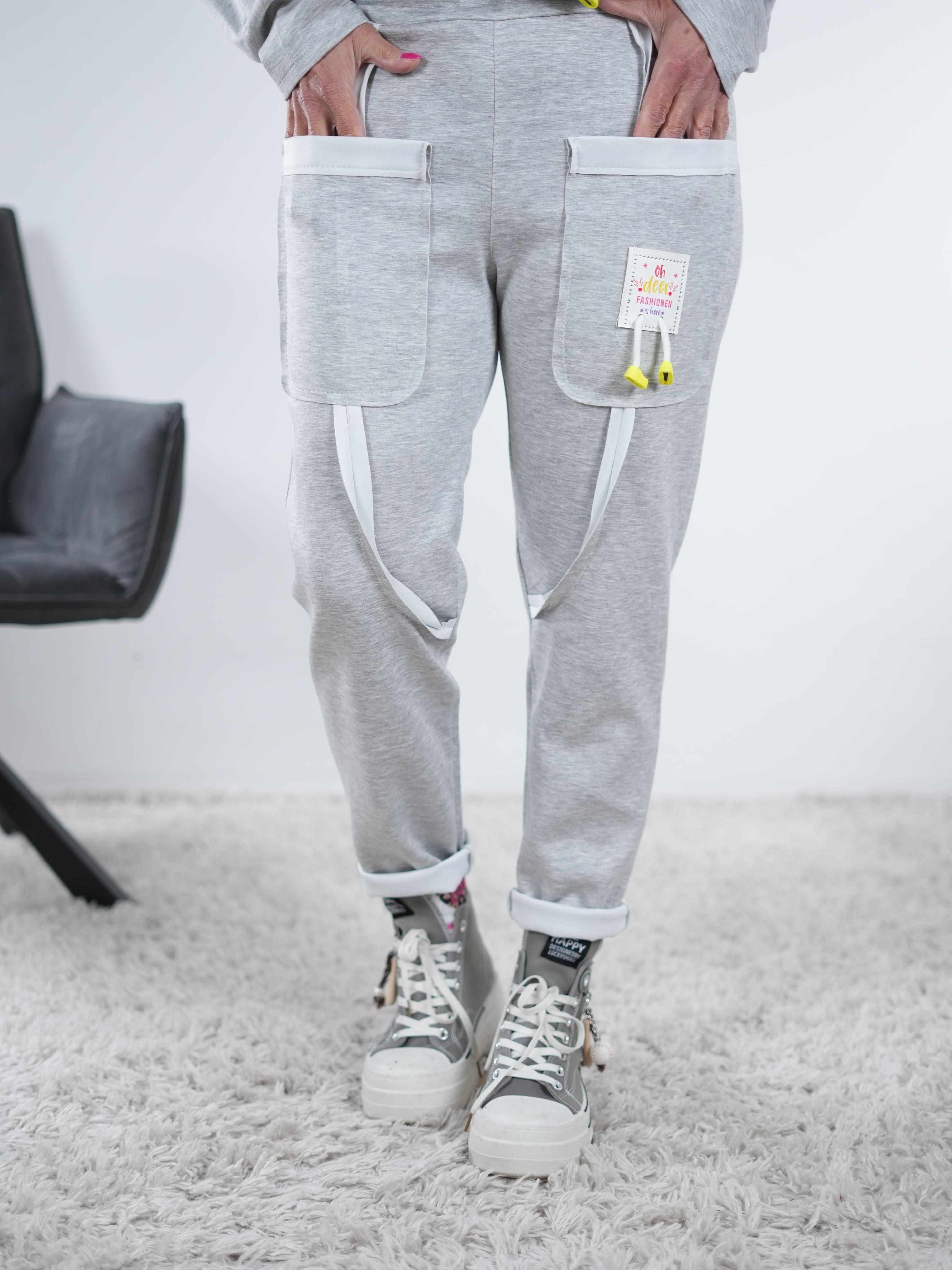 Weiche Joggy mit süßem Patch One Size (ca Größe 38-42) Grau