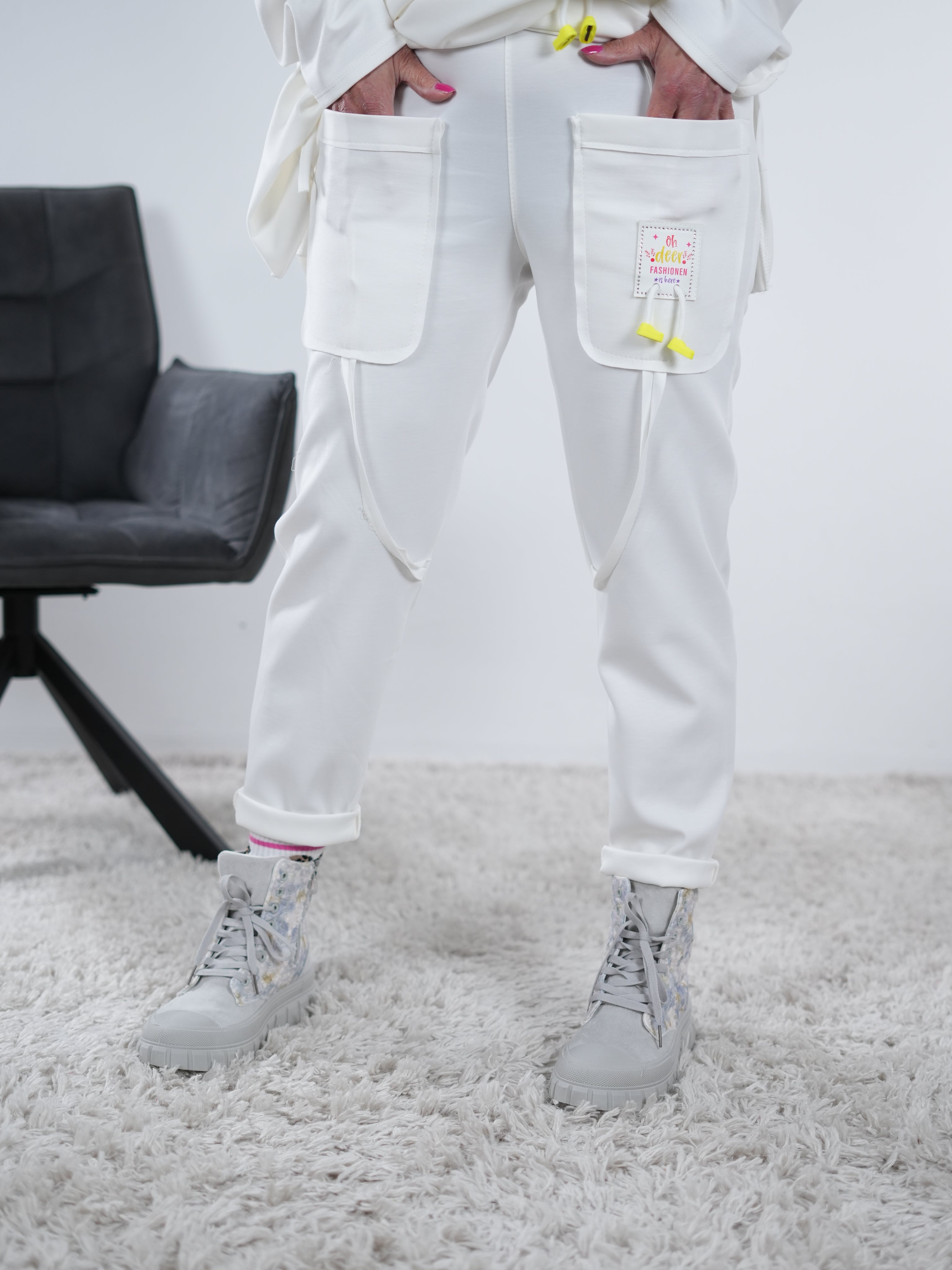 Weiche Joggy mit süßem Patch One Size (ca Größe 38-42) Weiß