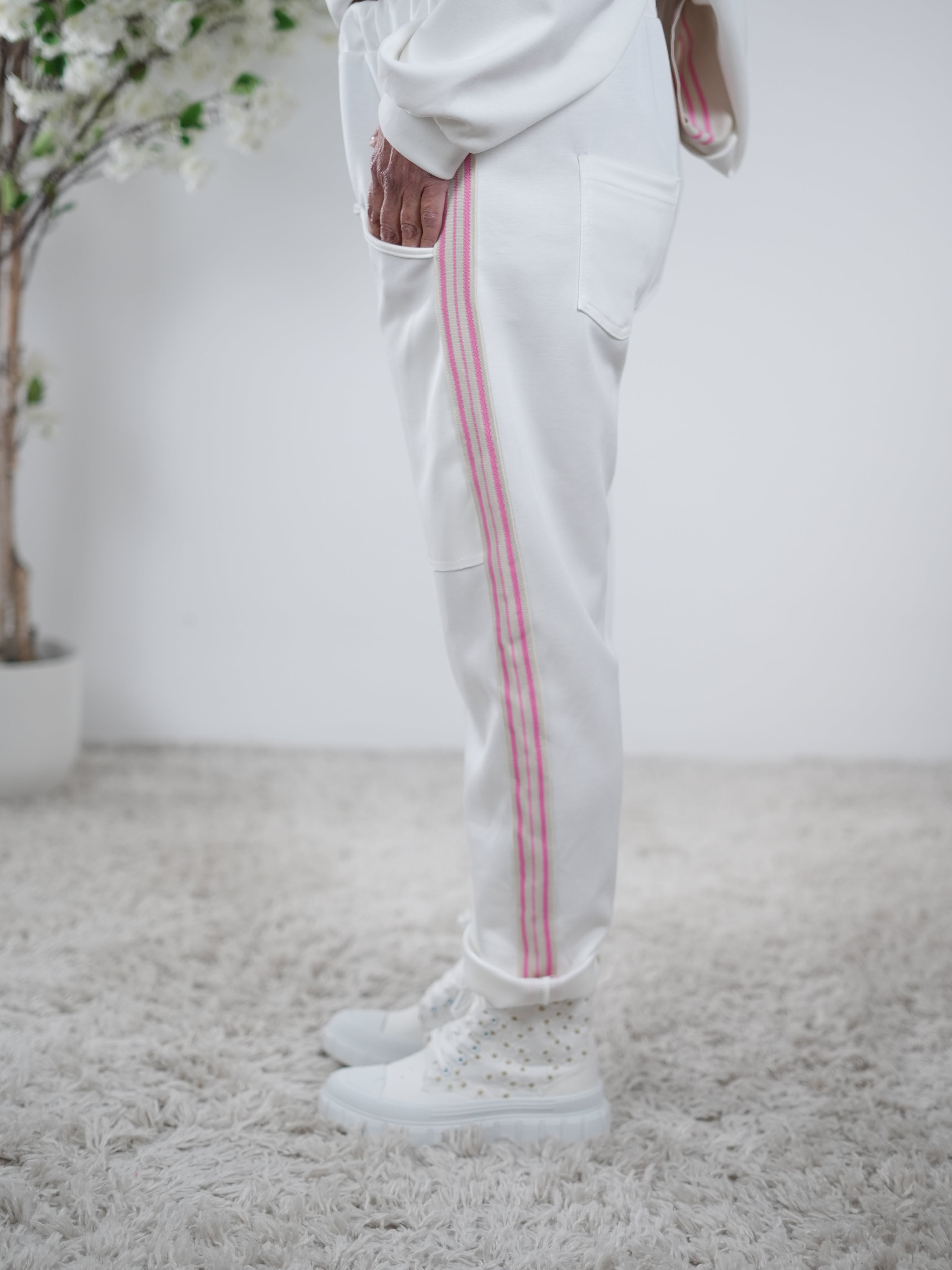 Weiche Pants mit seitlichem pinken Streifen