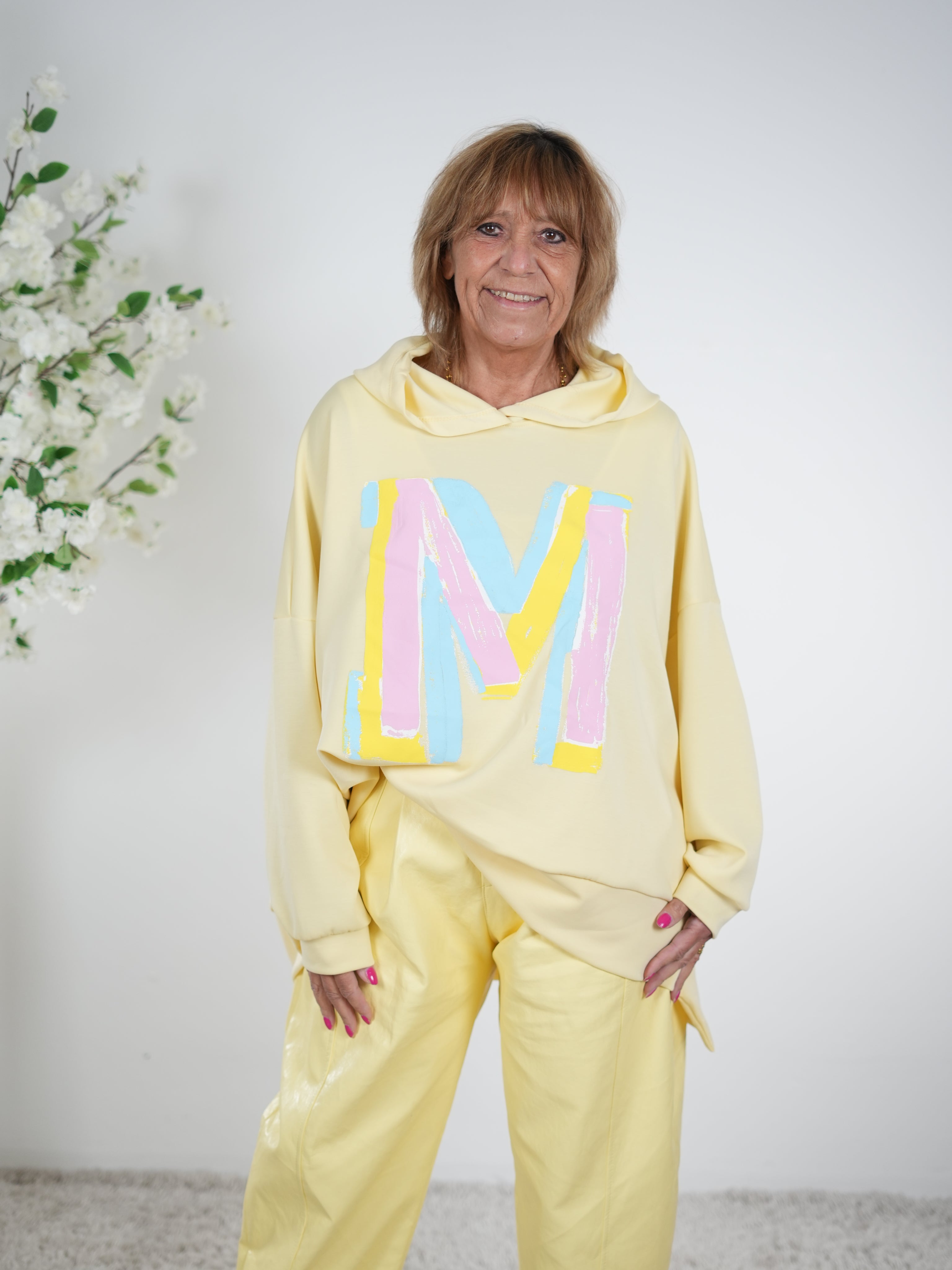 weicher Hoody mit großem Buchstaben "M" One Size (ca Gr. 40 "oversize"-46 48) Gelb