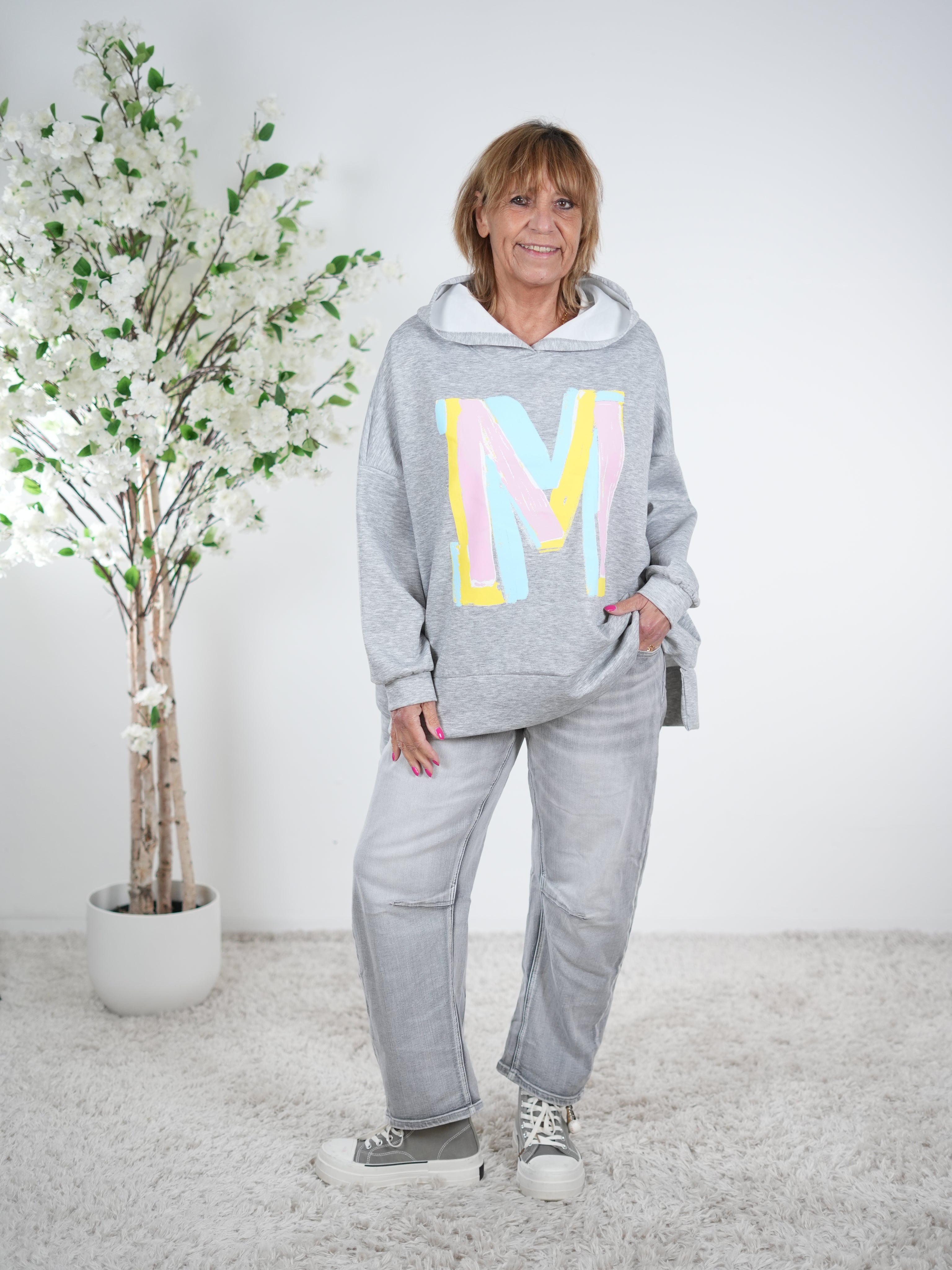 weicher Hoody mit großem Buchstaben "M" One Size (ca Gr. 40 "oversize"-46 48) Grau