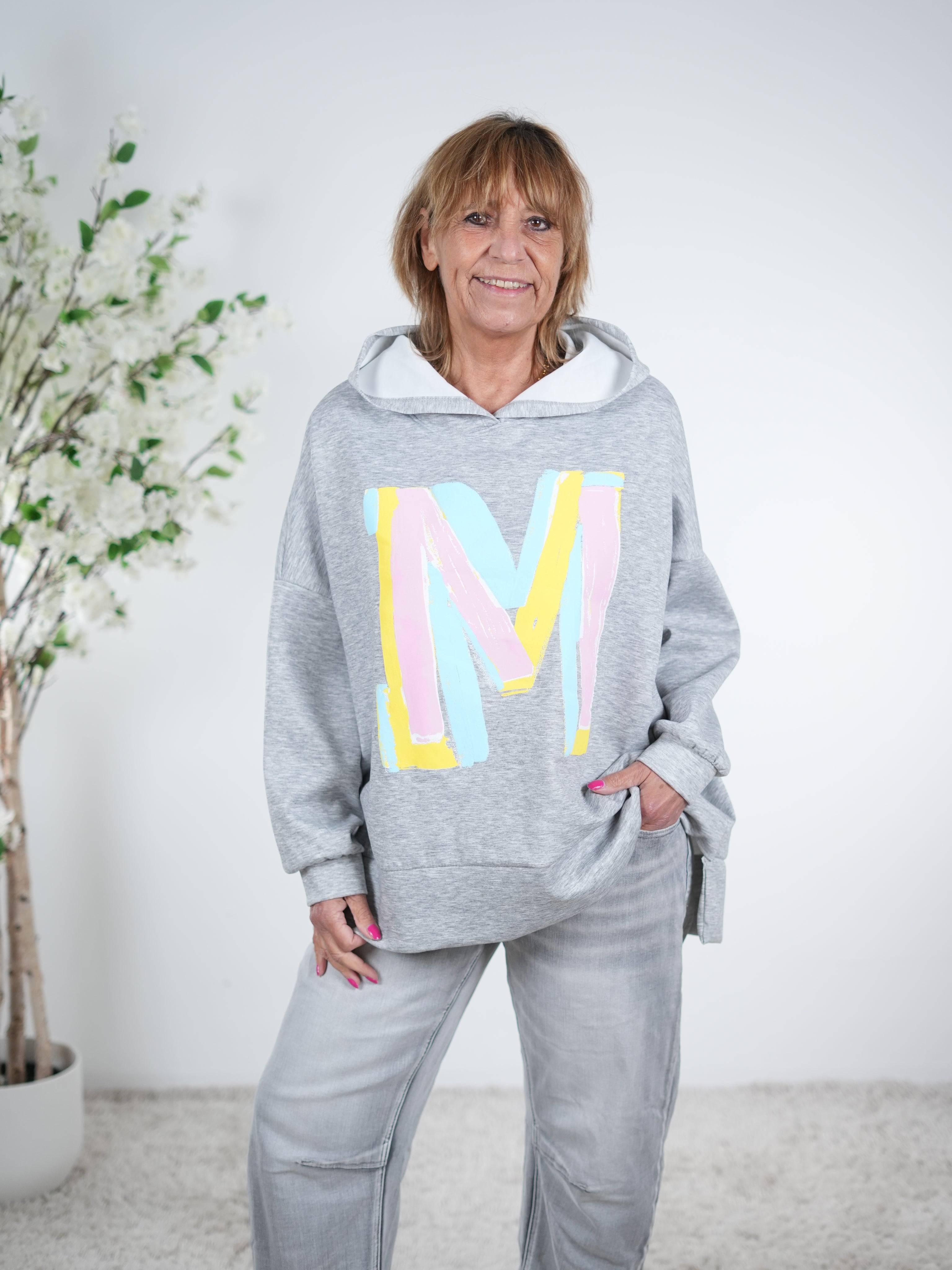 weicher Hoody mit großem Buchstaben "M"