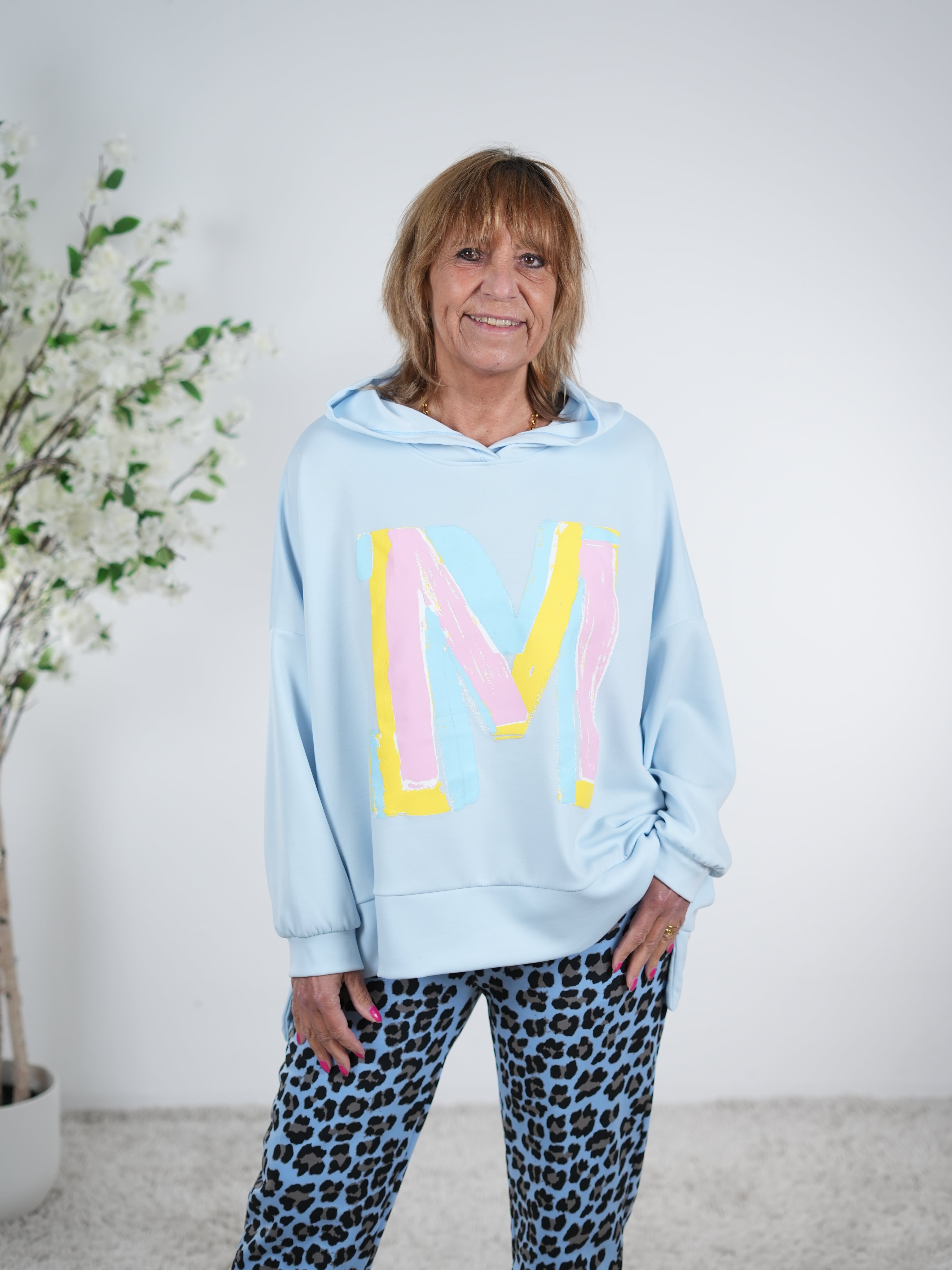 weicher Hoody mit großem Buchstaben "M" One Size (ca Gr. 40 "oversize"-46 48) Blau