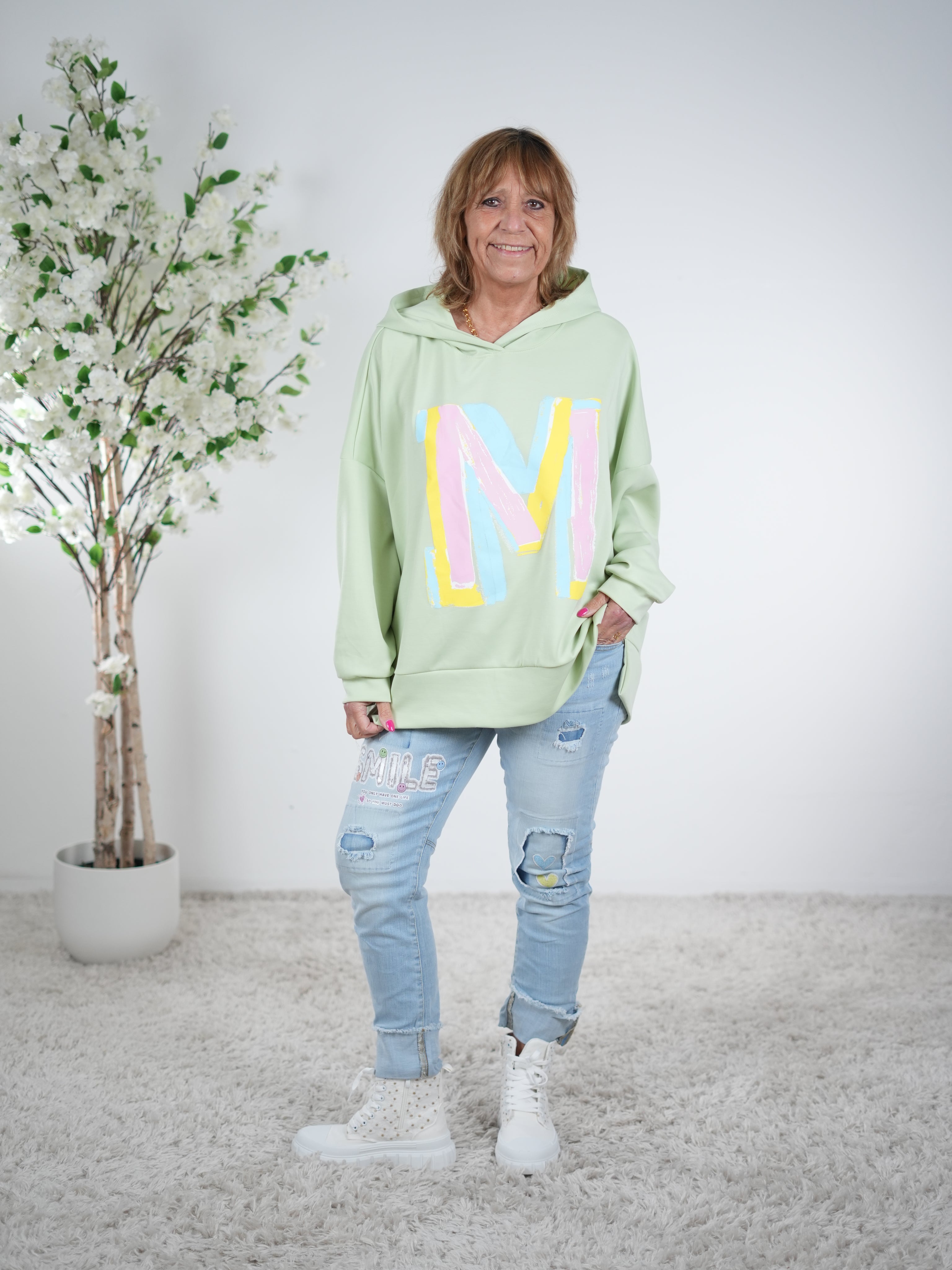 weicher Hoody mit großem Buchstaben "M" One Size (ca Gr. 40 "oversize"-46 48) Lindgrün