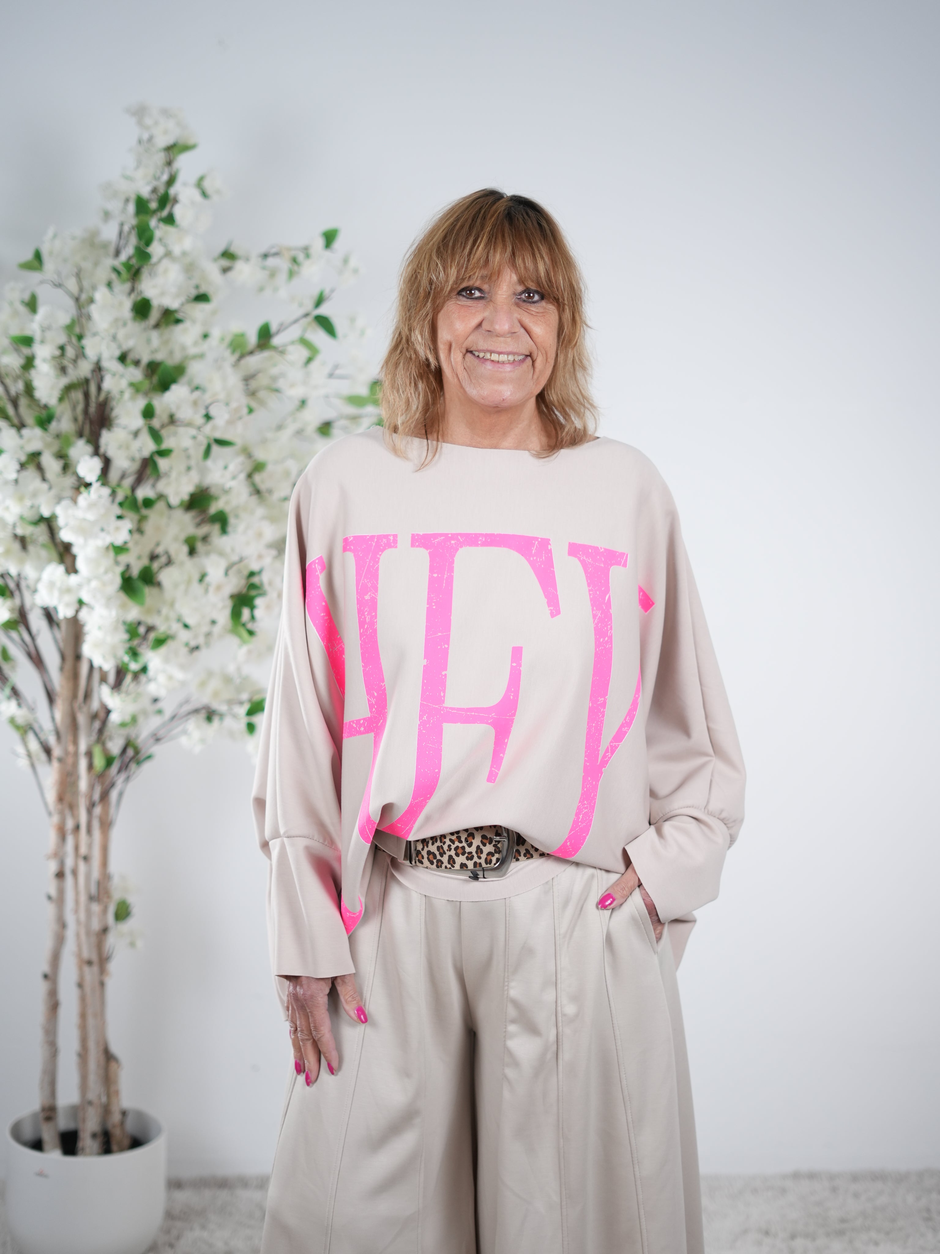 weicher Poncho mit "Hey" Schriftzug One Size (ca Gr. 44 "oversize"-48) Sand