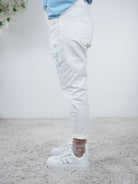 Weiße Boyfriend Jeans mit blauen Patches