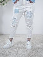 Weiße Boyfriend Jeans mit blauen Patches