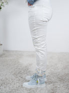 weiße Jeans im destroyed Look mit Blümchen Verzierungen