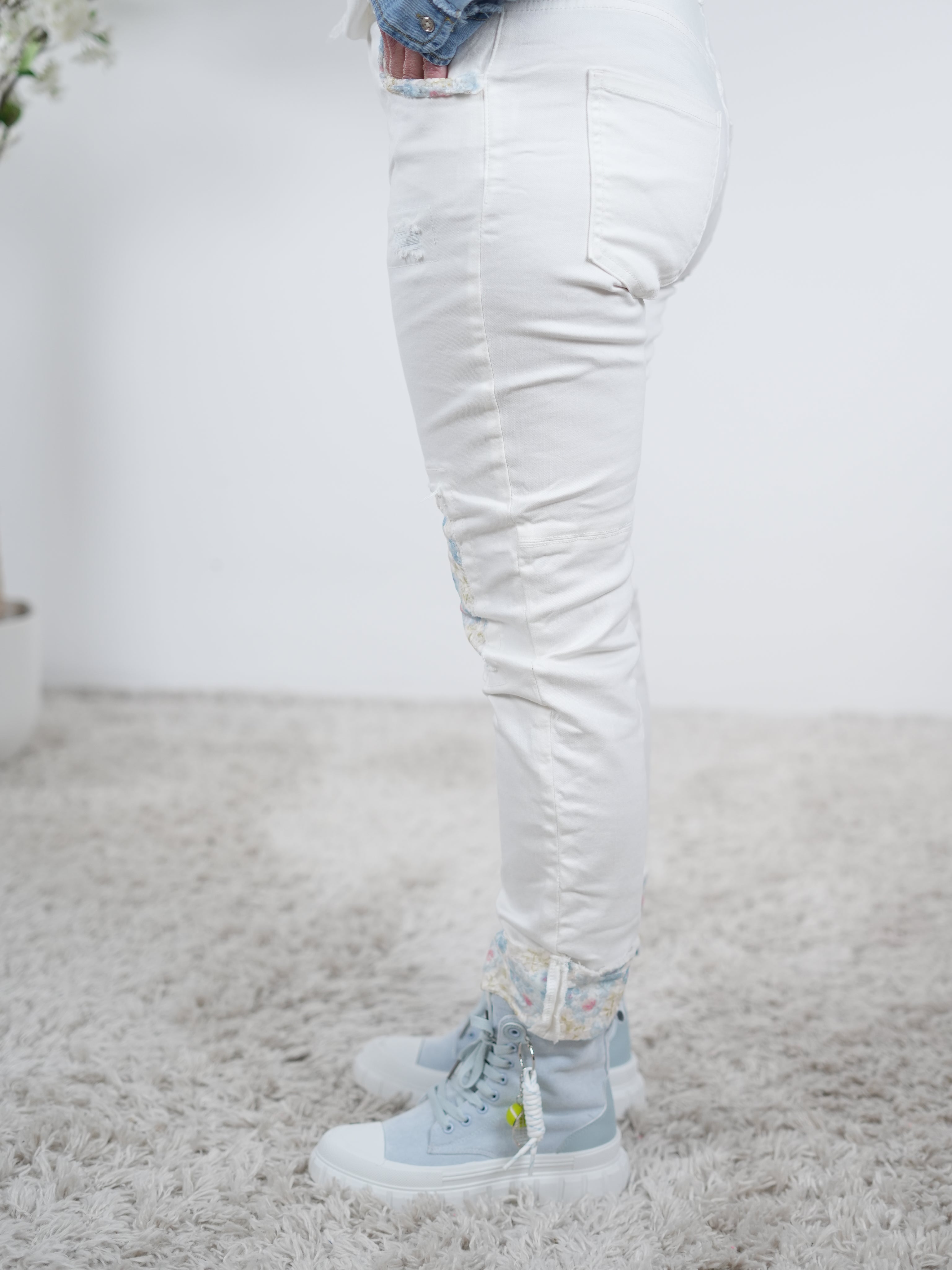 weiße Jeans im destroyed Look mit Blümchen Verzierungen
