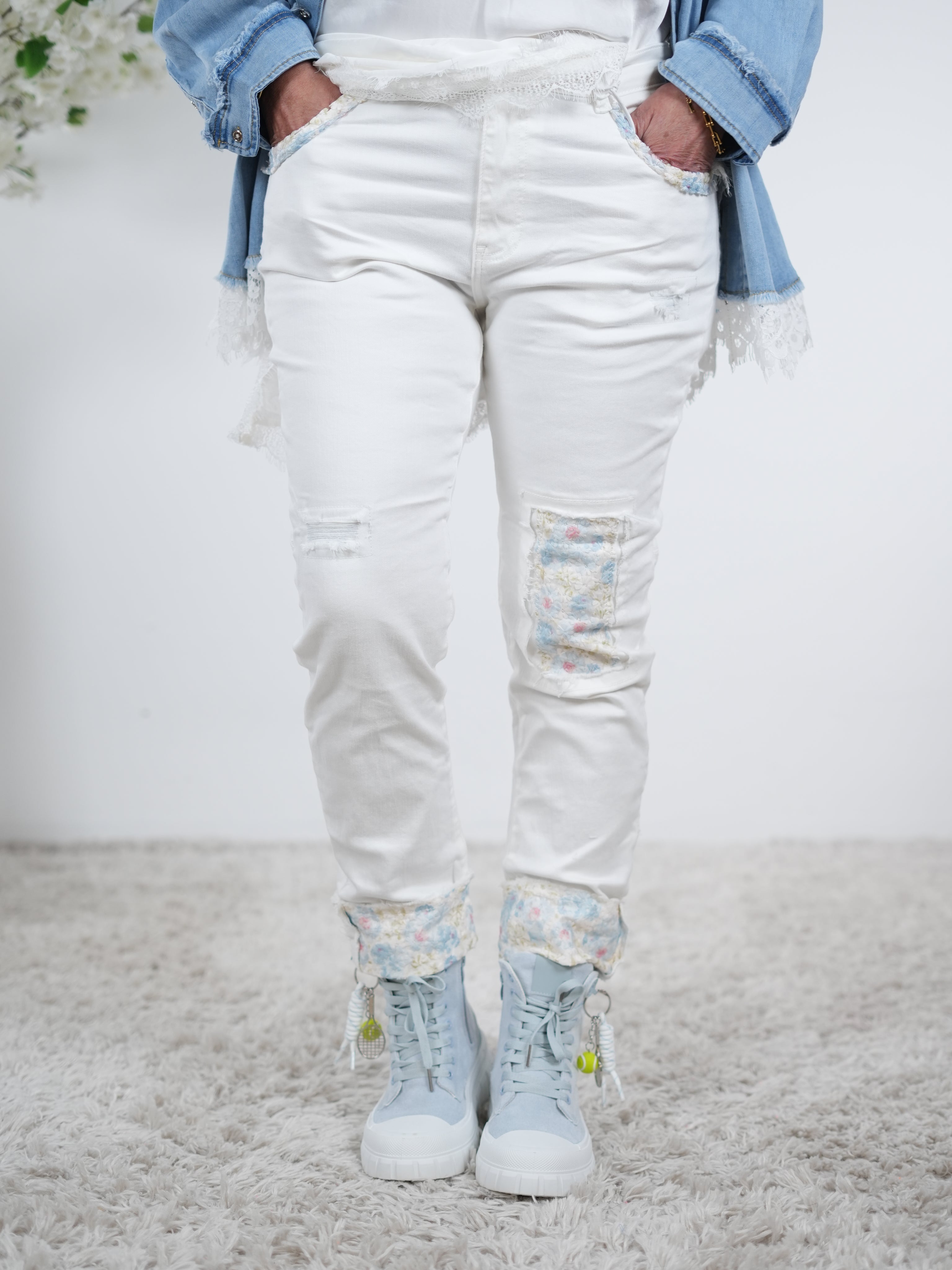 weiße Jeans im destroyed Look mit Blümchen Verzierungen