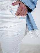 weiße Jeans im destroyed Look mit Blümchen Verzierungen