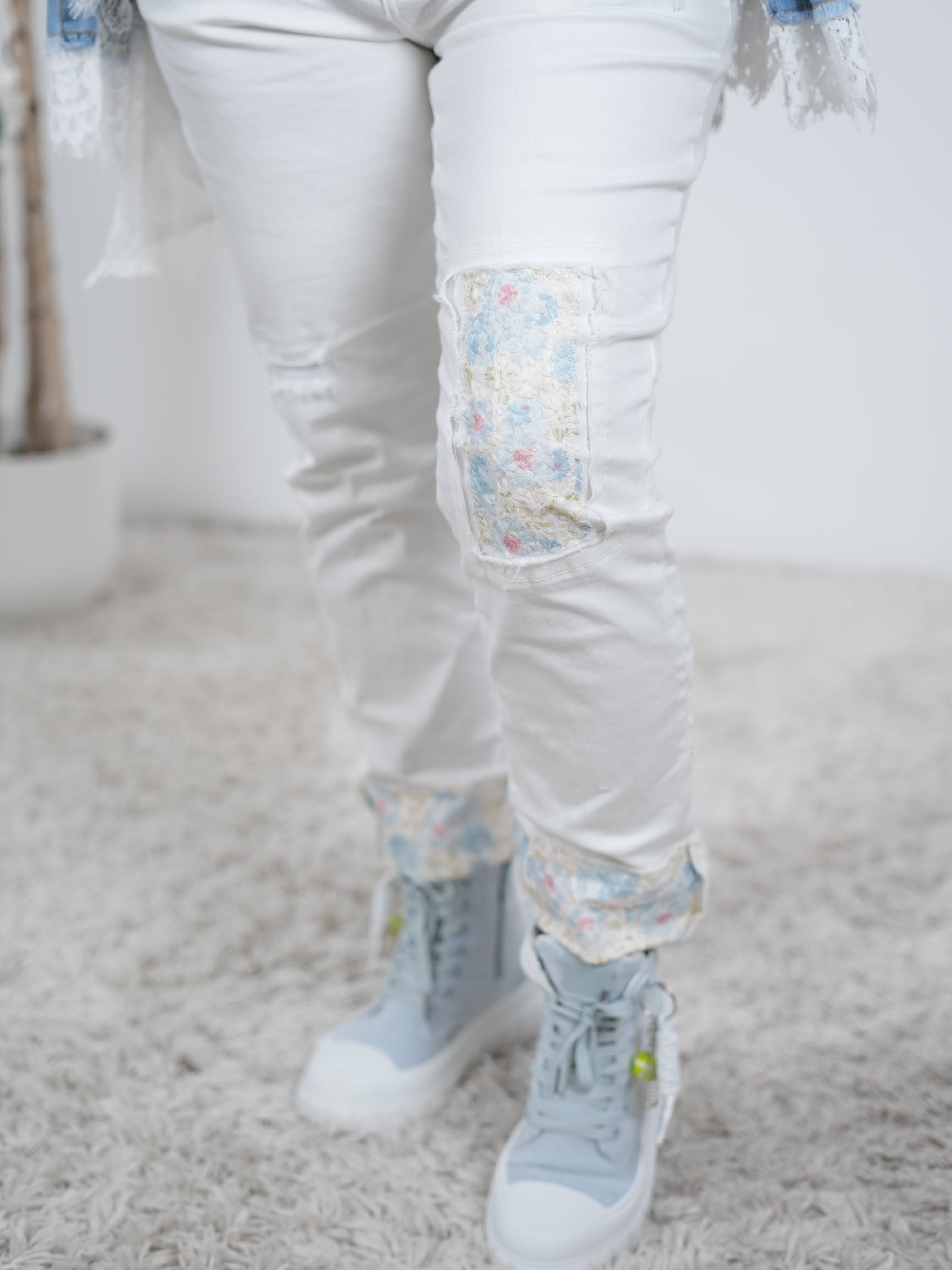 weiße Jeans im destroyed Look mit Blümchen Verzierungen