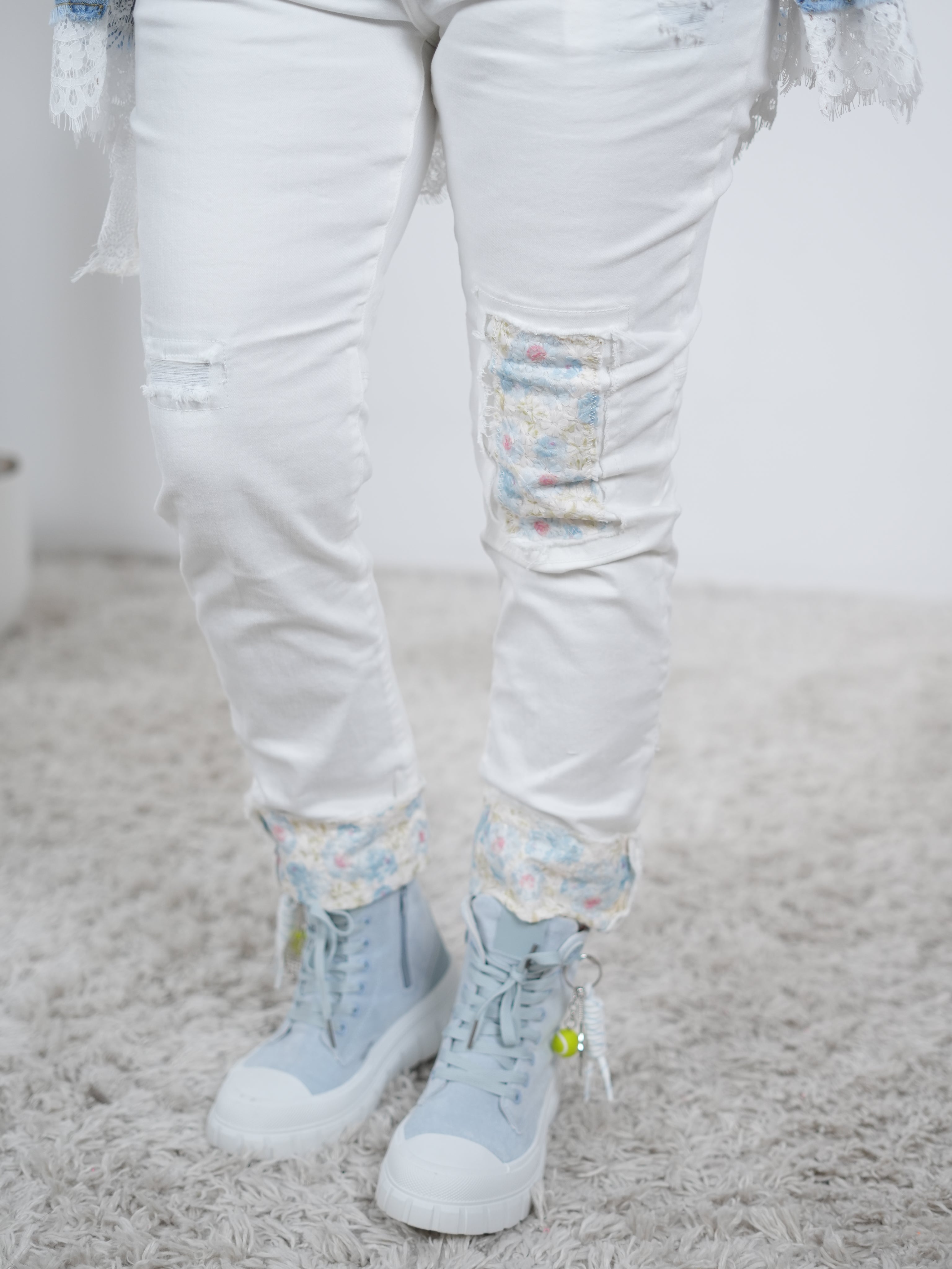 weiße Jeans im destroyed Look mit Blümchen Verzierungen