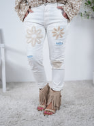 Weiße Jeans mit Blümchen Patches und destroyed Look