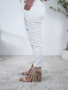 Weiße Jeans mit Blümchen Patches und destroyed Look