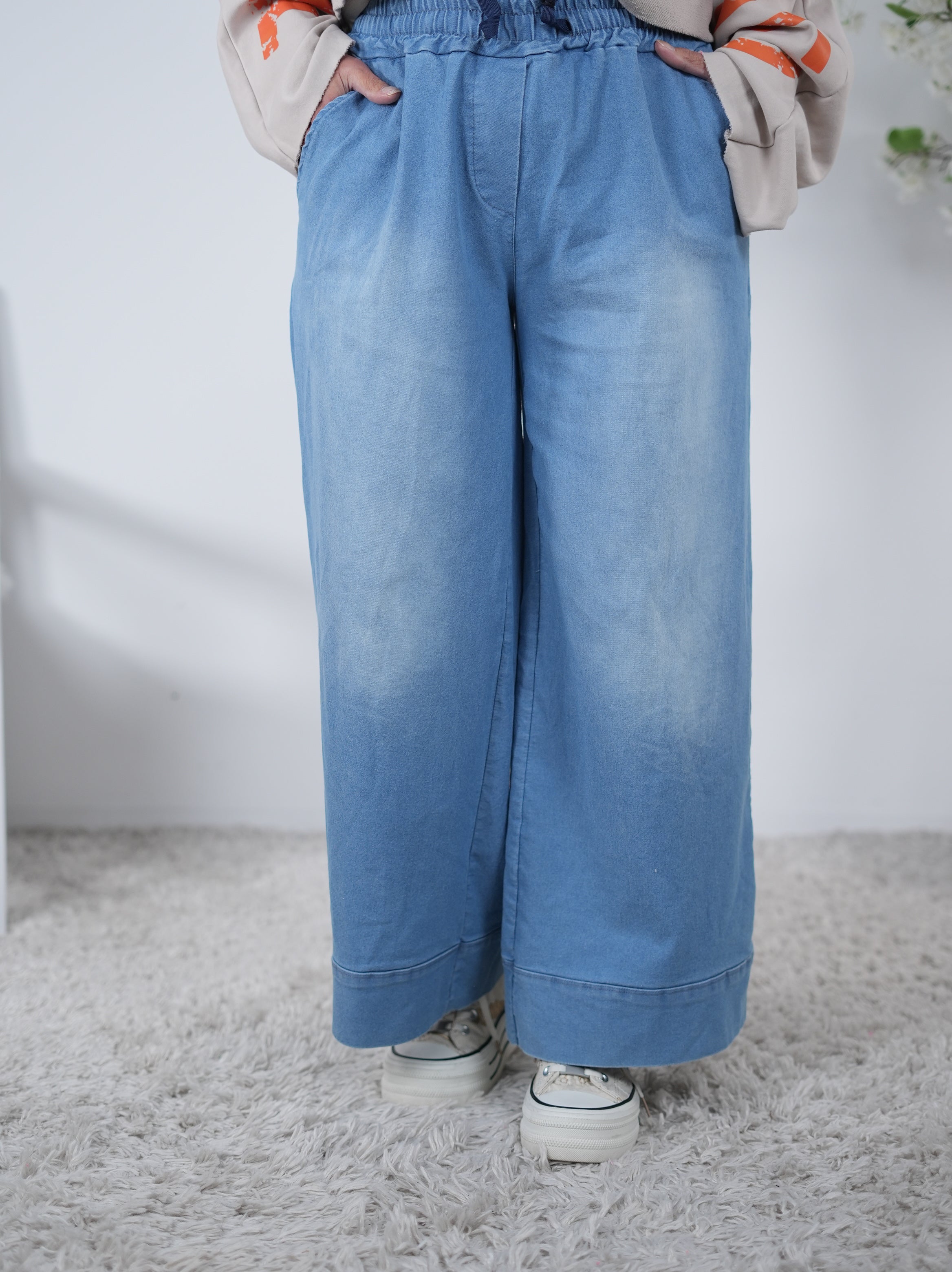 Weite Blue Jeans mit elastischem Bund