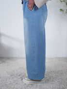 Weite Blue Jeans mit elastischem Bund