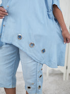 weite Bluse im Jeans Look mit Ösen verziert