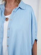 weite Bluse im Jeans Look mit Ösen verziert