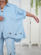 weite Bluse im Jeans Look mit Ösen verziert