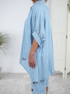 weite Bluse im Jeans Look mit Ösen verziert