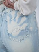Weite Jeans im Batik Look