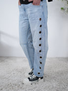 Weite Jeans mit Ösen verziert