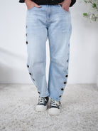 Weite Jeans mit Ösen verziert