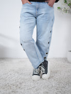 Weite Jeans mit Ösen verziert