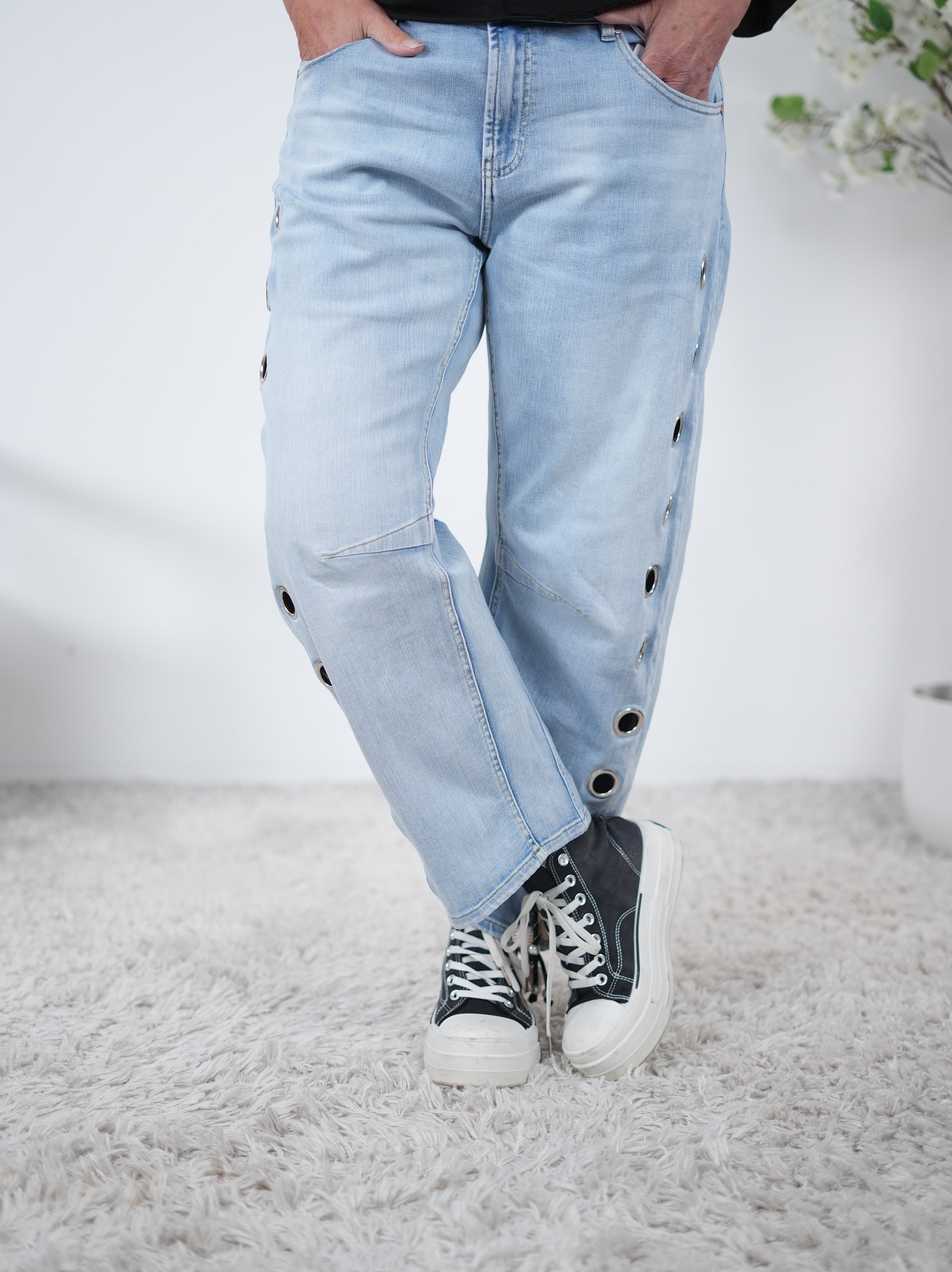 Weite Jeans mit Ösen verziert