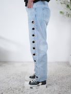 Weite Jeans mit Ösen verziert