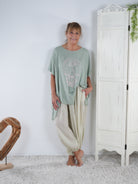 weites Blusenshirt mit Skull Motiv aus Strasssteinen Olive