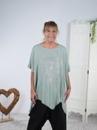 weites Blusenshirt mit Skull Motiv aus Strasssteinen