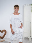 weites Blusenshirt mit Skull Motiv aus Strasssteinen Weiß