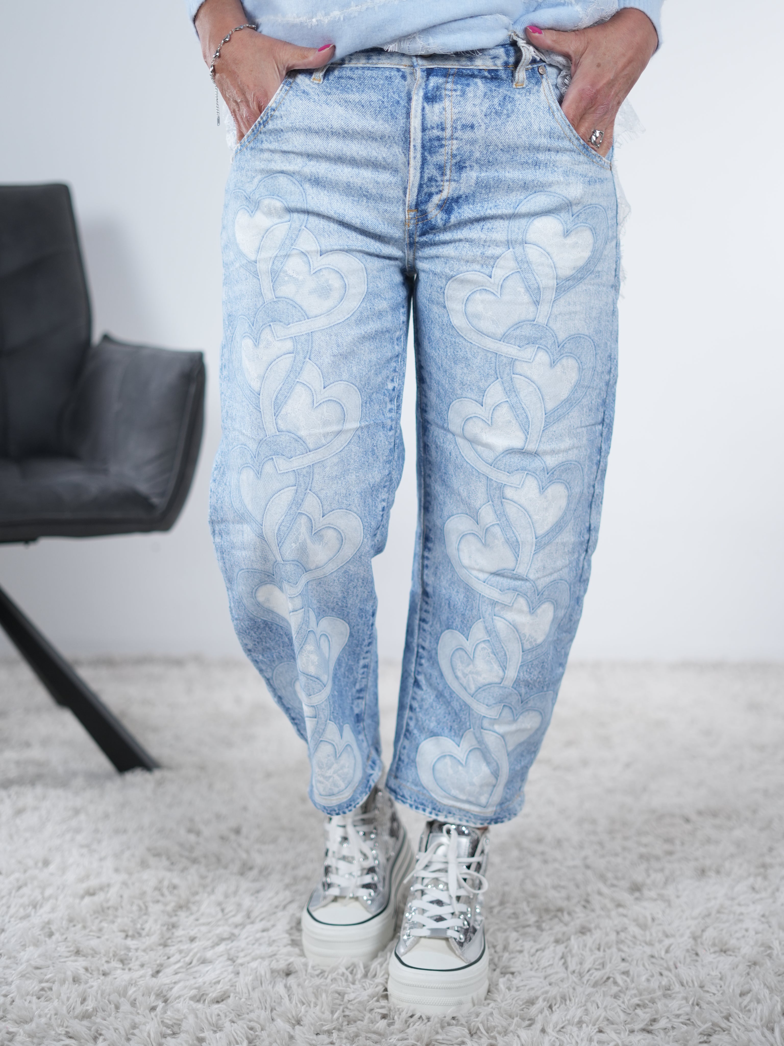 Wide Leg Jeans mit Herzchen verziert